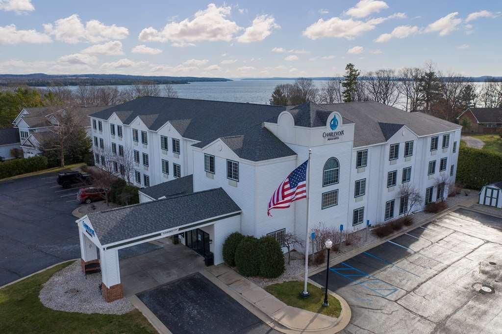 Charlevoix Inn & Suites Surestay Collection By Best Western Exterior foto